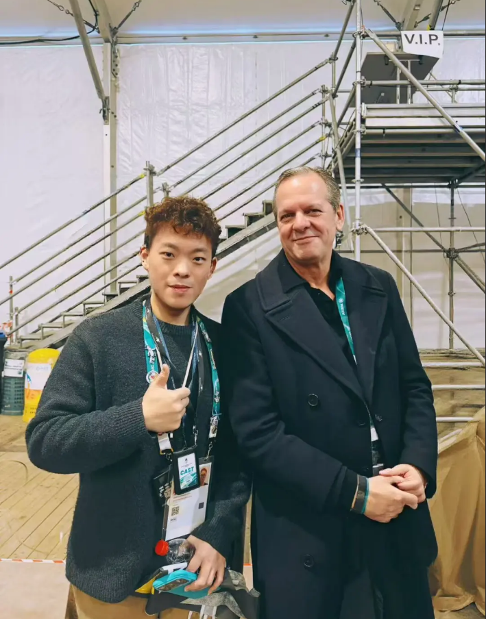 冬奥开幕式上的中国身影:迅杰光远(IAS)青年代表执旗亮相 冬奥开幕式上的中国身影:迅杰光远(IAS)青年代表执旗亮相